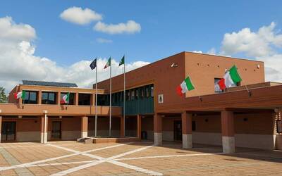 Immagine: Municipio imbandierato